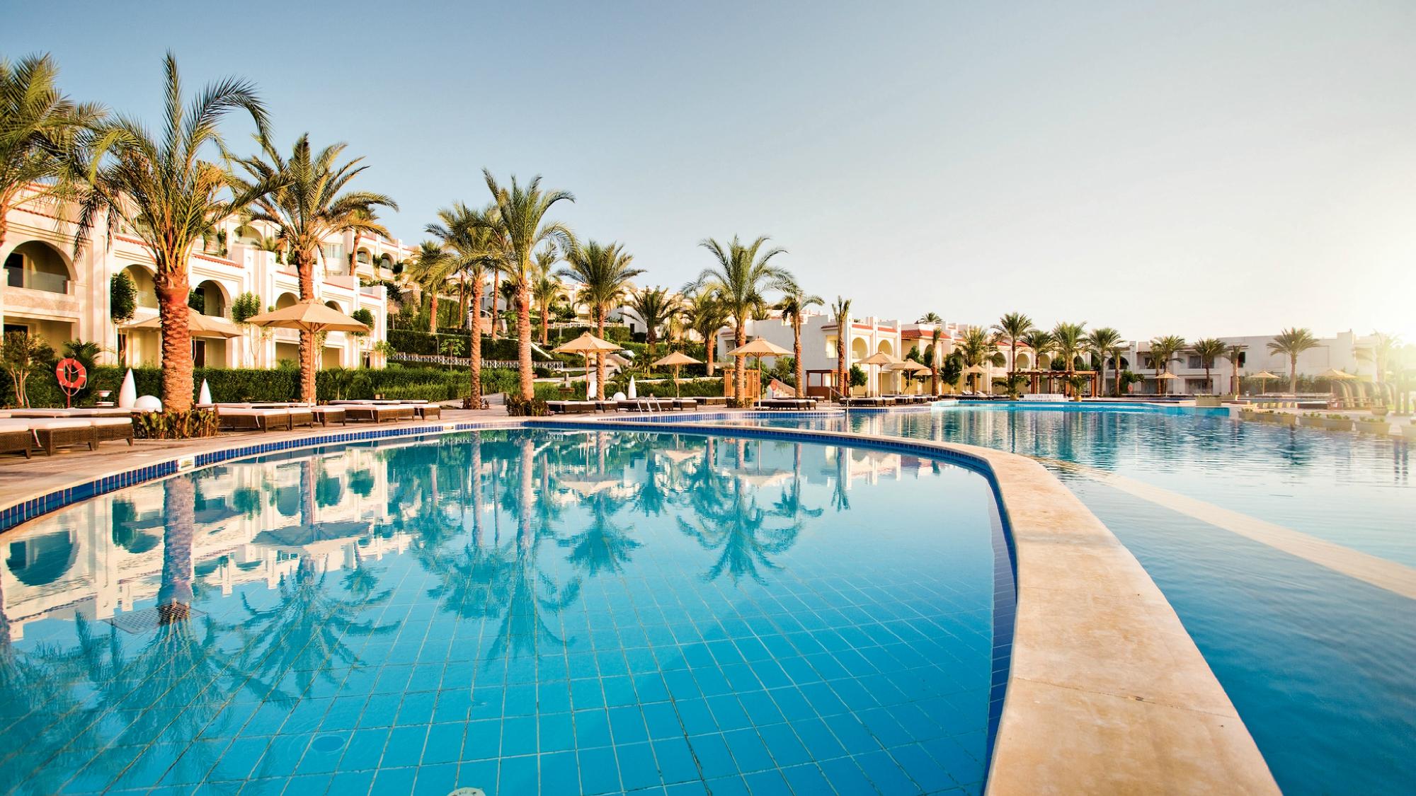 Lielais baseins pie Sunrise Grand Select Montemare Resort ar palmiem