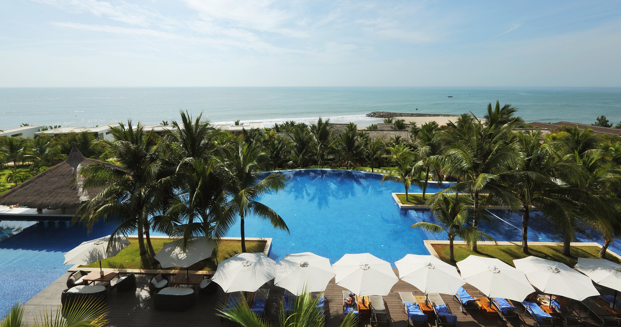 The Cliff Resort & Residences baseins un skats uz okeānu