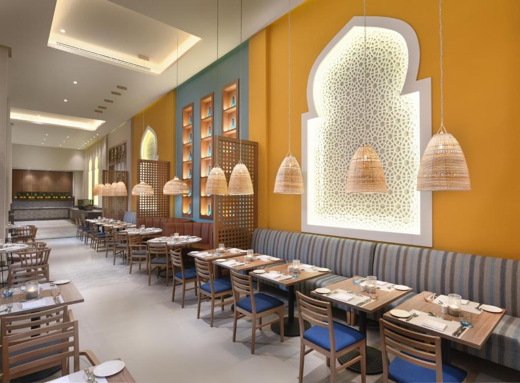 Eleganta restorāna interjers Steigenberger Resort Ras Soma ar modernu dizainu.