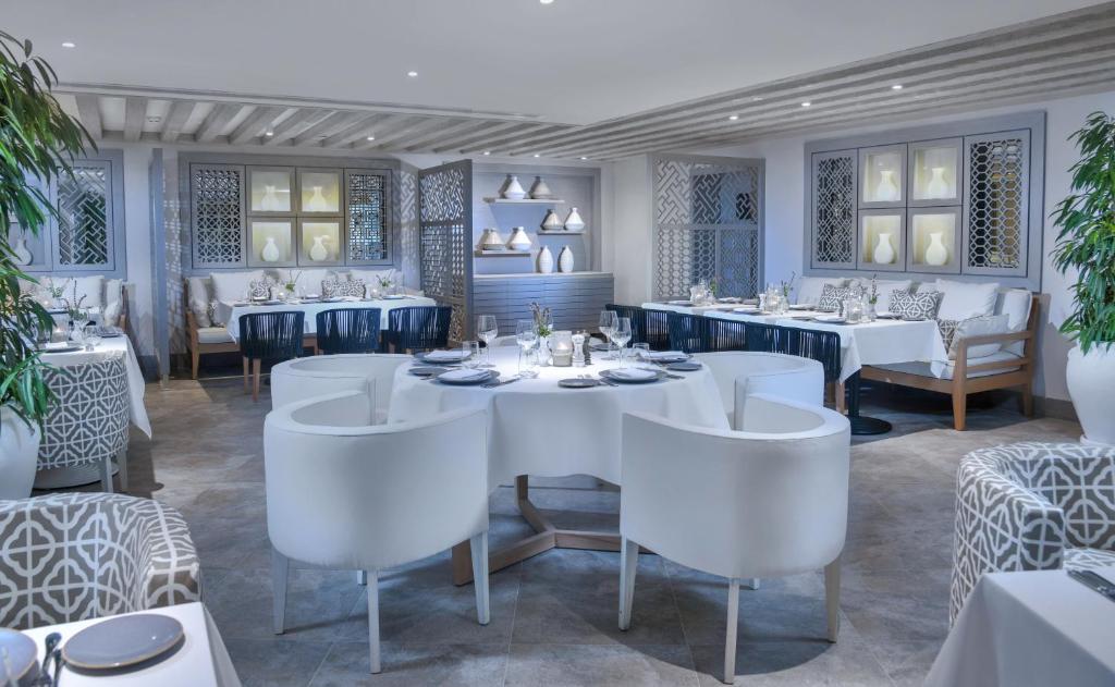 Elegants restorāns Steigenberger Resort Ras Soma ar modernu interjeru.