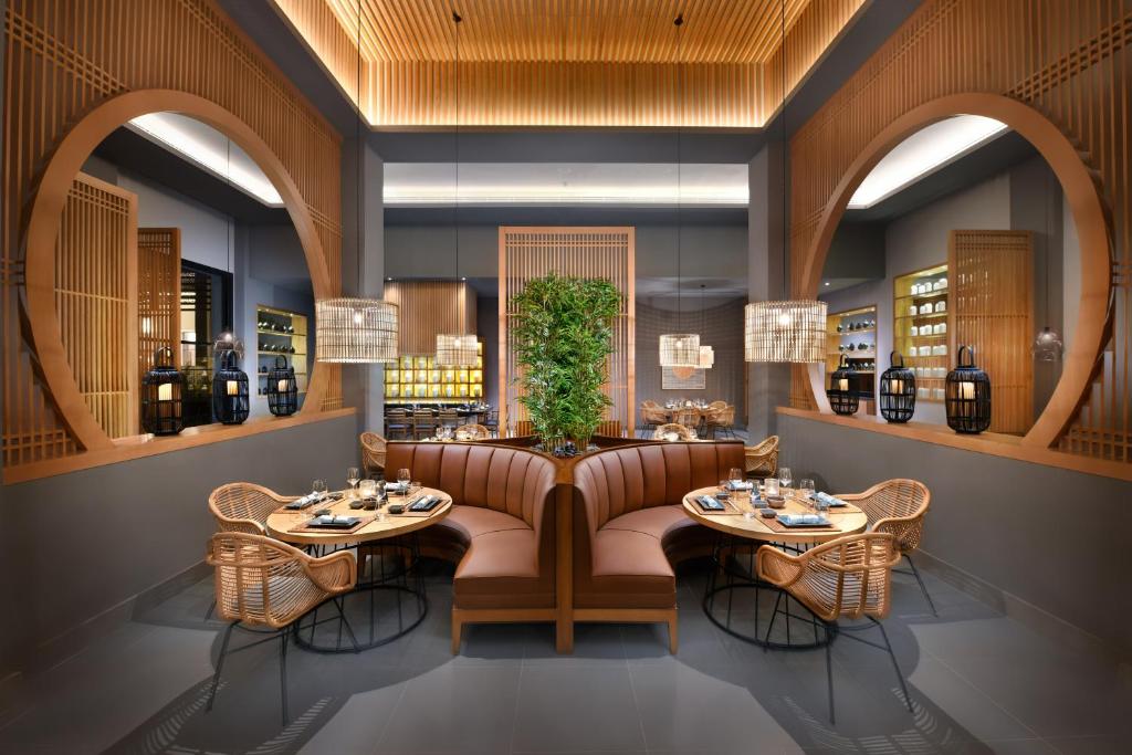 Mūsdienīgs restorāns Steigenberger Resort Ras Soma ar elegantu iekārtu.