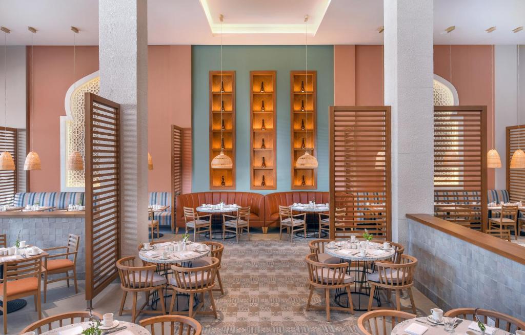 Moderns restorāns ar stilīgām mēbelēm Steigenberger Resort Ras Soma