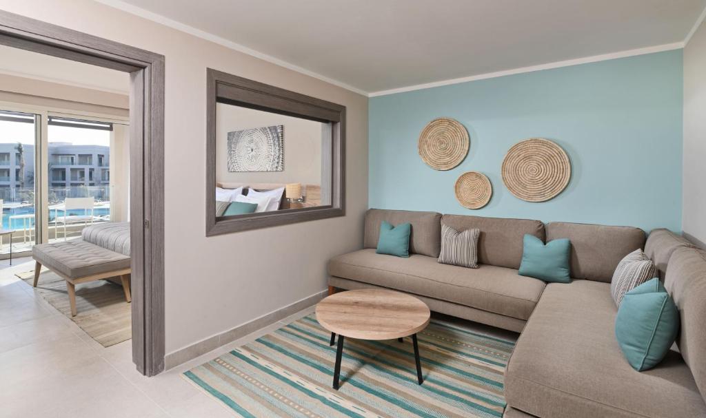 Mūsdienīgs viesnīcas numurs Steigenberger Resort Ras Soma ar skatu uz baseinu.