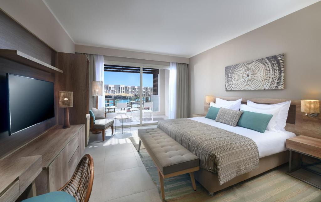 Numurs Steigenberger Resort Ras Soma ar skatu uz baseinu.