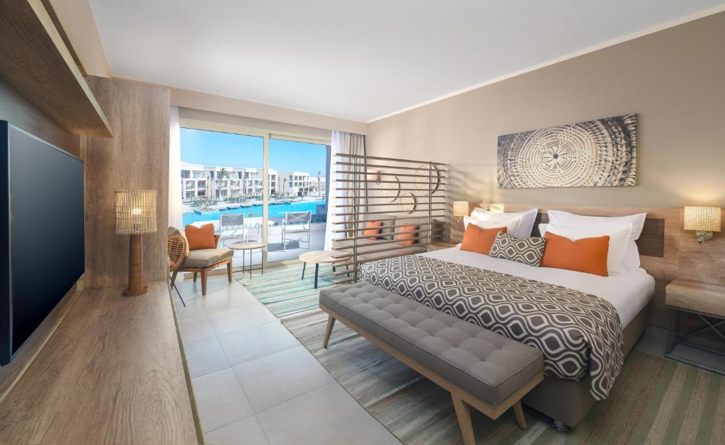 Moderns numurs Steigenberger Resort Ras Soma ar skatu uz baseinu