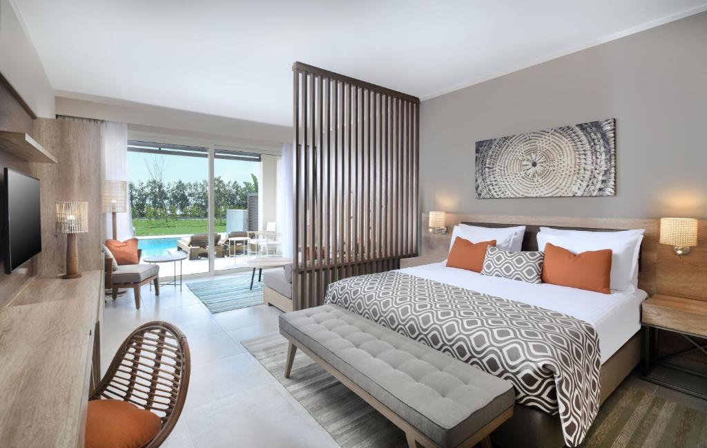 Moderns numurs Steigenberger Resort Ras Soma ar skatu uz baseinu