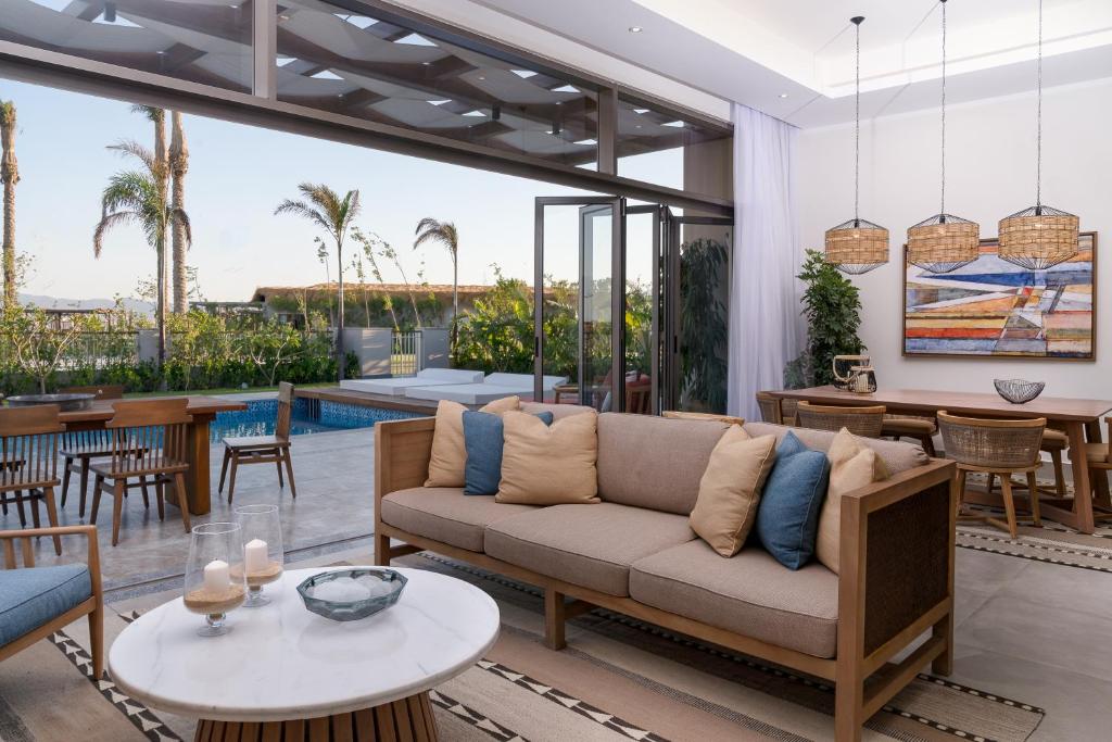 Mūsdienīgs viesnīcas Steigenberger Resort Ras Soma interjers ar dārza skatu.