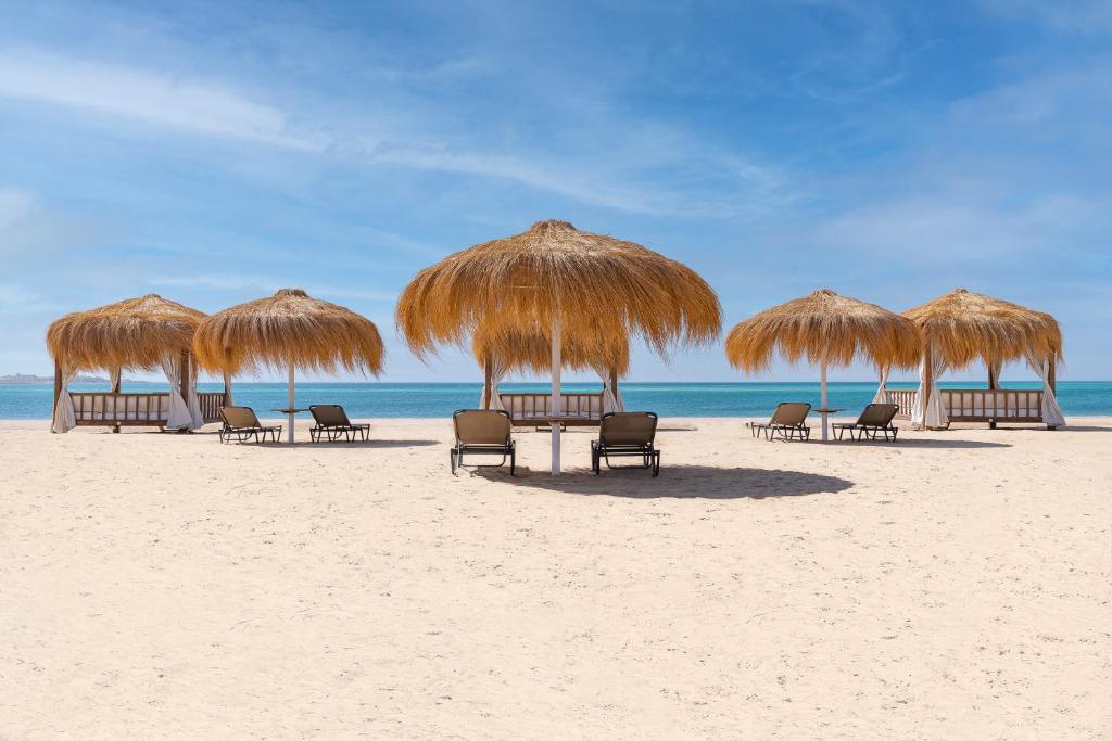 Steigenberger Resort Ras Soma pludmales gultu un nojumes piekrastē