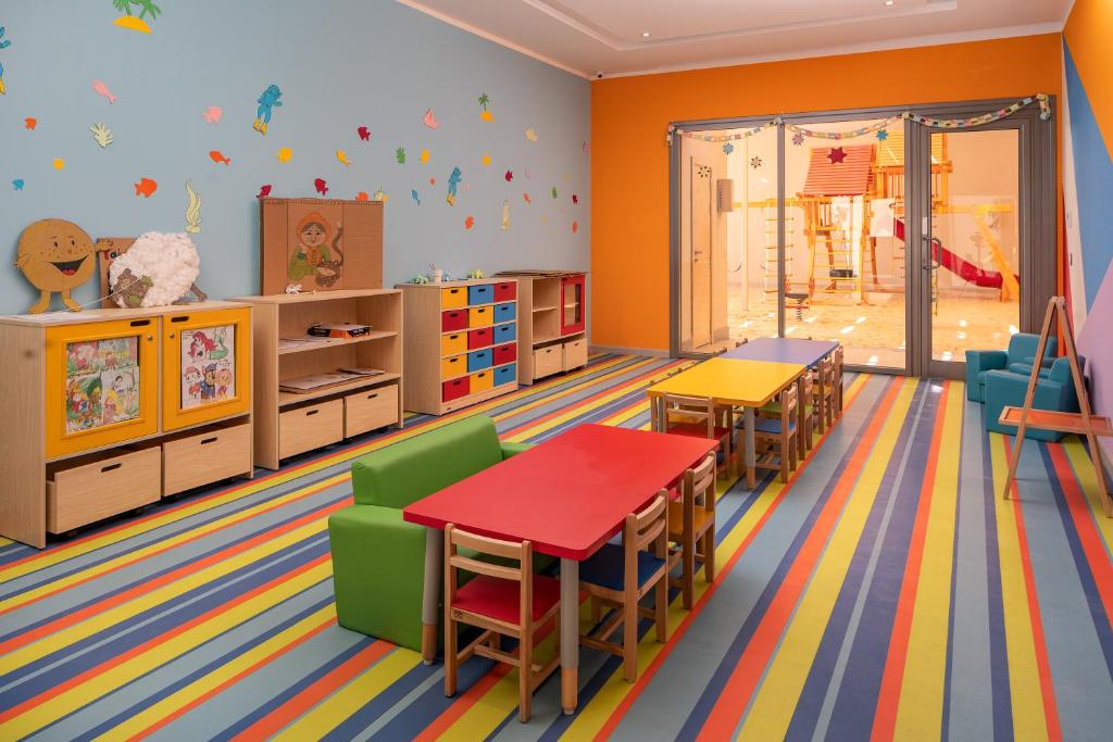 Bērnu spēļu istaba Steigenberger Resort Ras Soma ar krāsainām mēbelēm.