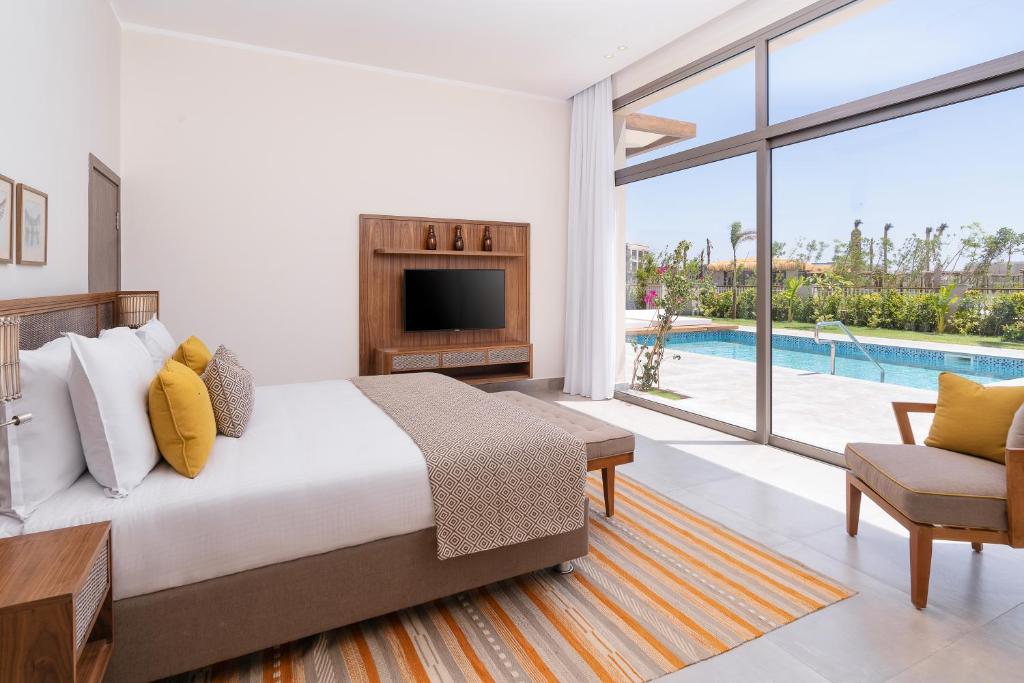 Mūsdienīgs numurs ar skatu uz baseinu viesnīcā Steigenberger Resort Ras Soma.