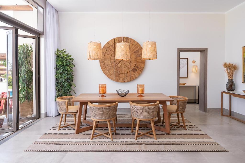 Mūsdienīga ēdamzāle Steigenberger Resort Ras Soma ar dabīgiem elementiem.