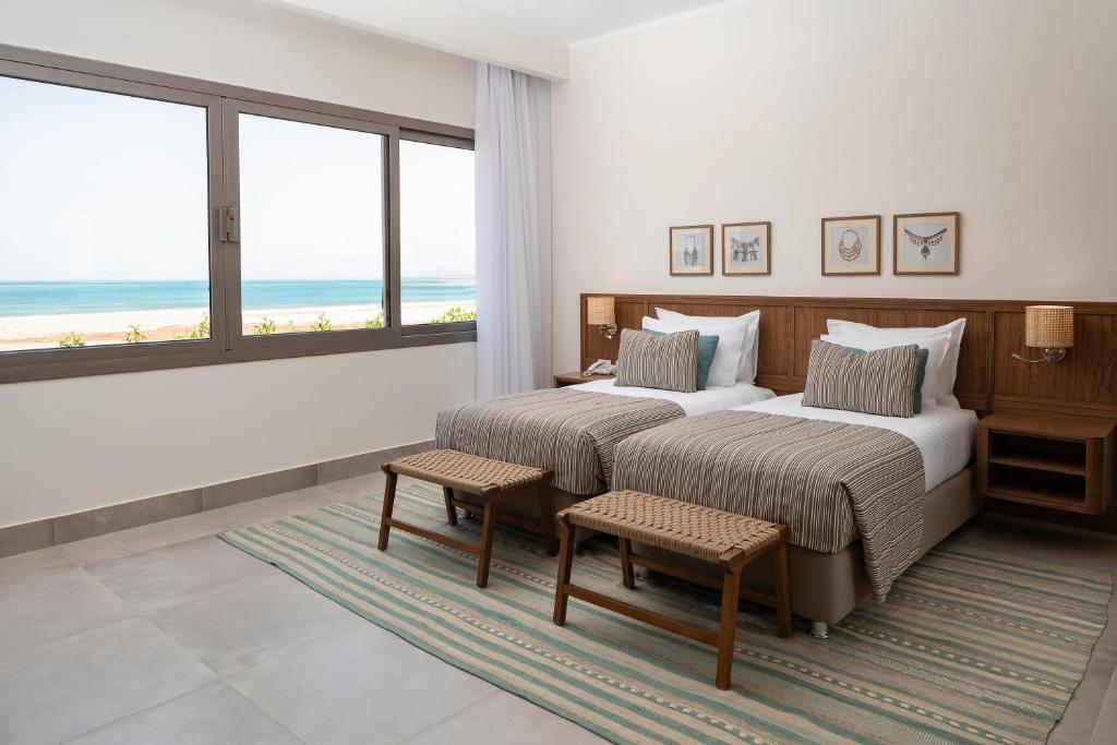 Numurs ar divām gultām pie Steigenberger Resort Ras Soma ar skatu uz jūru.