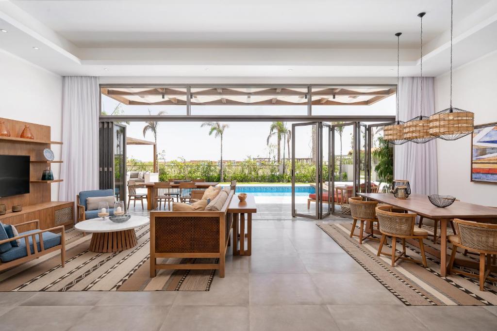 Mūsdienīgs viesnīcas numurs Steigenberger Resort Ras Soma ar privātu baseinu.