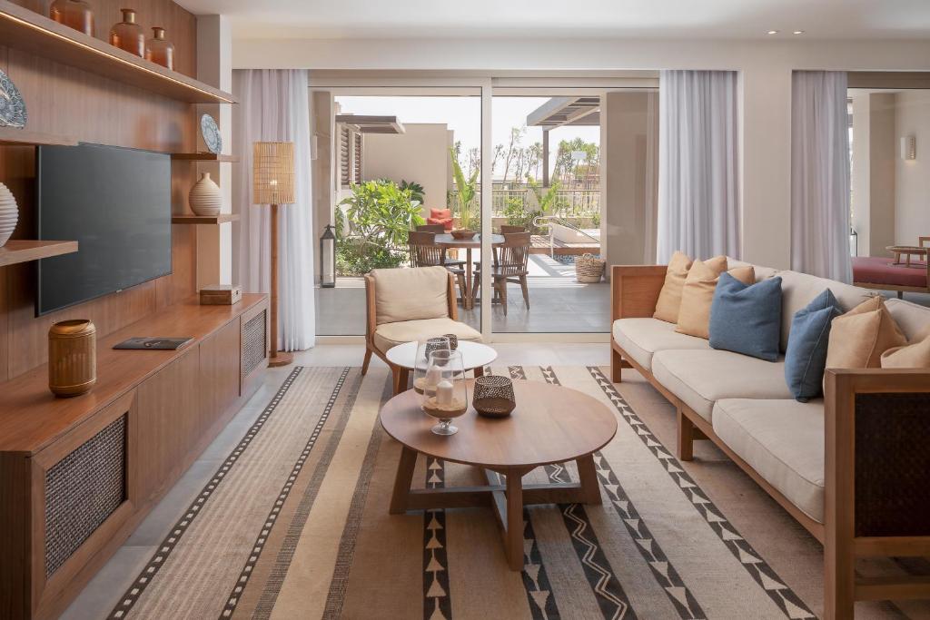Mūsdienīgs viesnīcas numurs Steigenberger Resort Ras Soma ar terasi un dārzu.