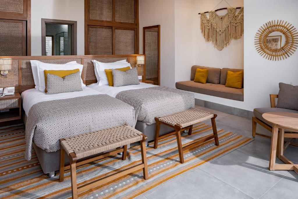 Mūsdienīgs numurs Steigenberger Resort Ras Soma ar divām gultām un stilīgu interjeru.