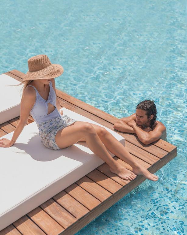 Pāris relaksējas pie baseina Steigenberger Resort Ras Soma