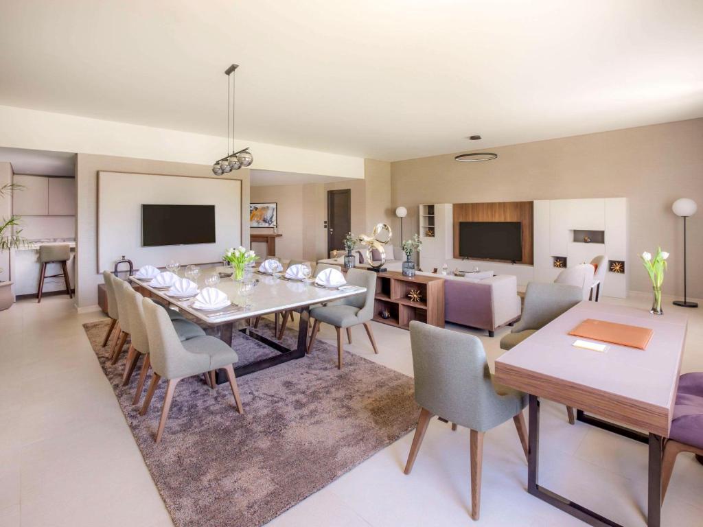 Elegantā viesnīcas Pickalbatros Golf Luxury Suites (ex Rixos Golf Villas & Suites) viesistaba ar galdu.