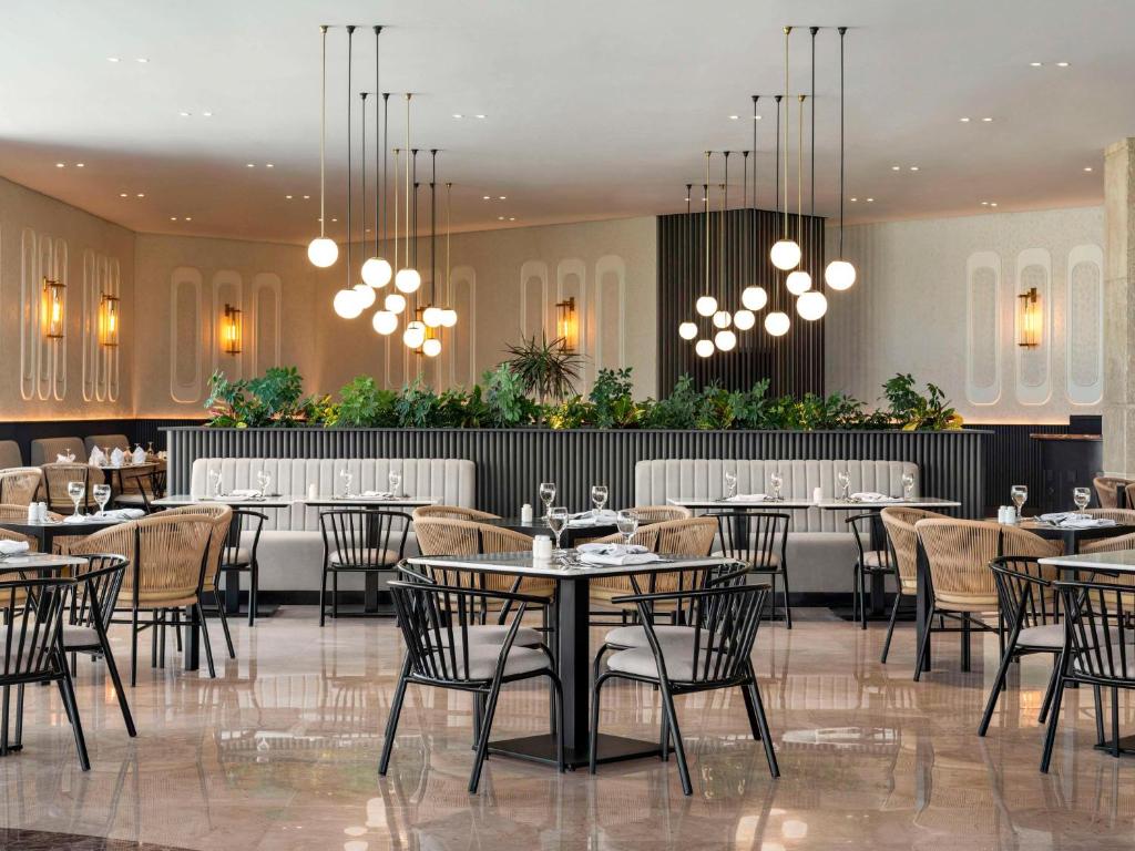 Elegants restorāns ar mūsdienīgu apgaismojumu - Pickalbatros Golf Luxury Suites