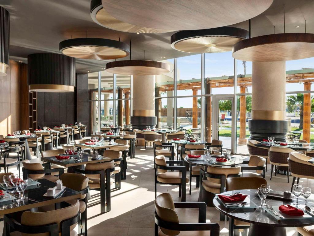 Elegantais restorāns viesnīcā Pickalbatros Golf Luxury Suites ar modernu interjeru