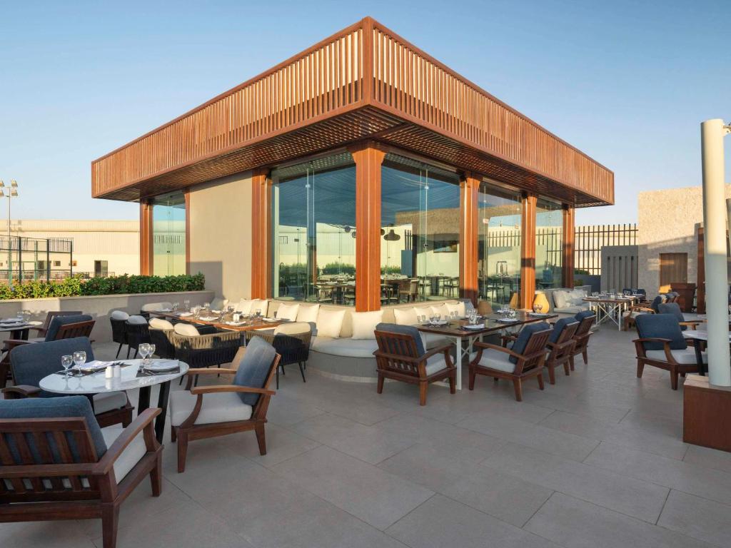 Restorāns ar terasi un modernu dizainu pie Pickalbatros Golf Luxury Suites.