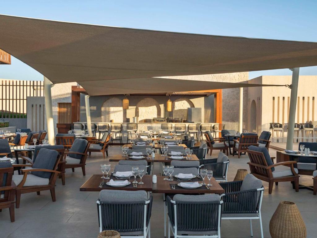 Restorāns ar terasi pie Pickalbatros Golf Luxury Suites