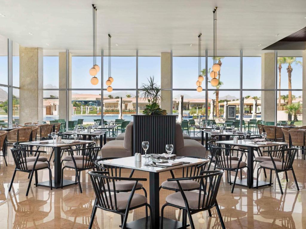 Mūsdienīgs restorāns ar skatu uz baseinu pie Pickalbatros Golf Luxury Suites