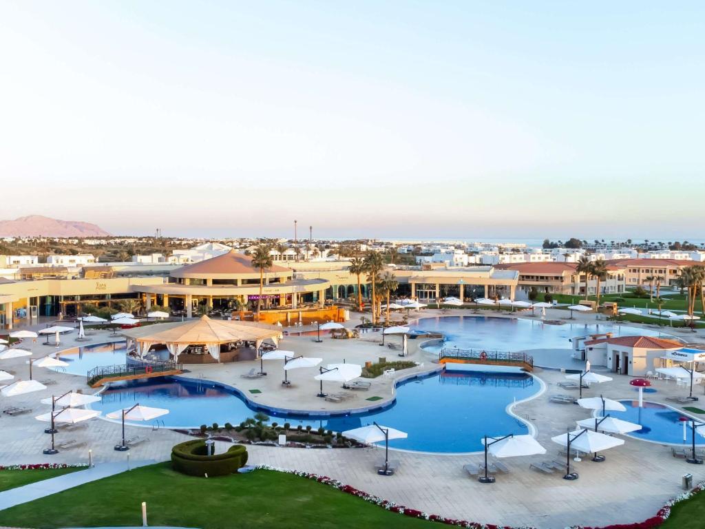 Pickalbatros Golf Luxury Suites viesnīcas baseins un atpūtas zona piekrastē