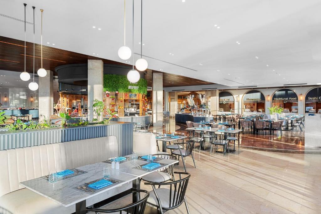 Mūsdienīgs restorāns Pickalbatros Golf Luxury Suites ar dažādiem ēdieniem.