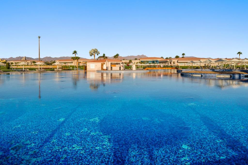 Lielais baseins pie Pickalbatros Golf Luxury Suites ar kalnu fonu