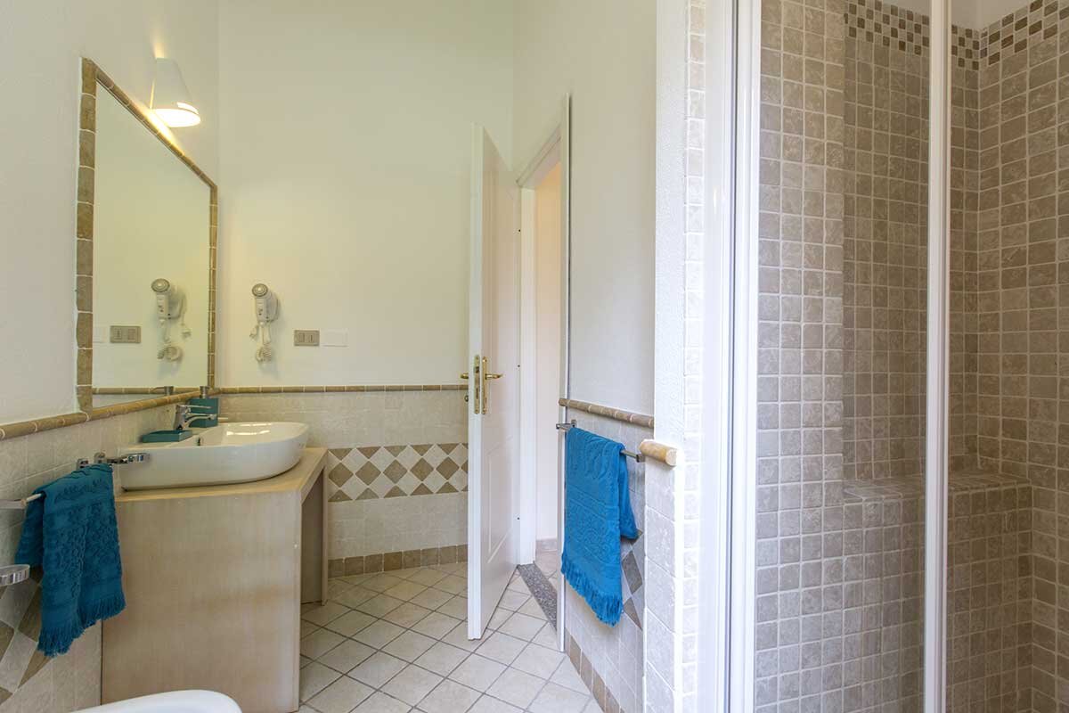 Futura Cala Fiorita vannas istabas interjers ar dušu un izlietni.