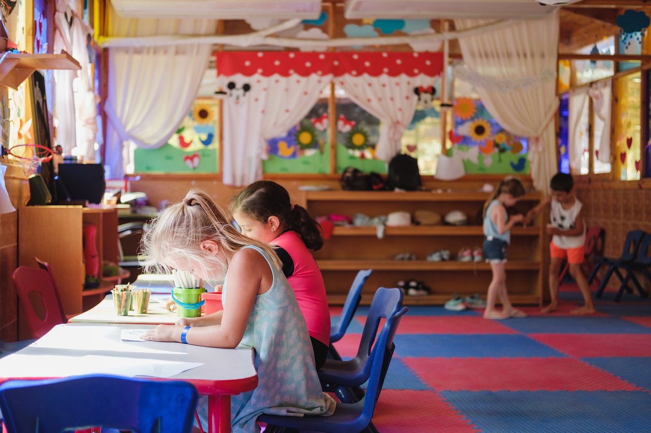 Bērni rotaļājas Desert Rose Resort bērnu klubā