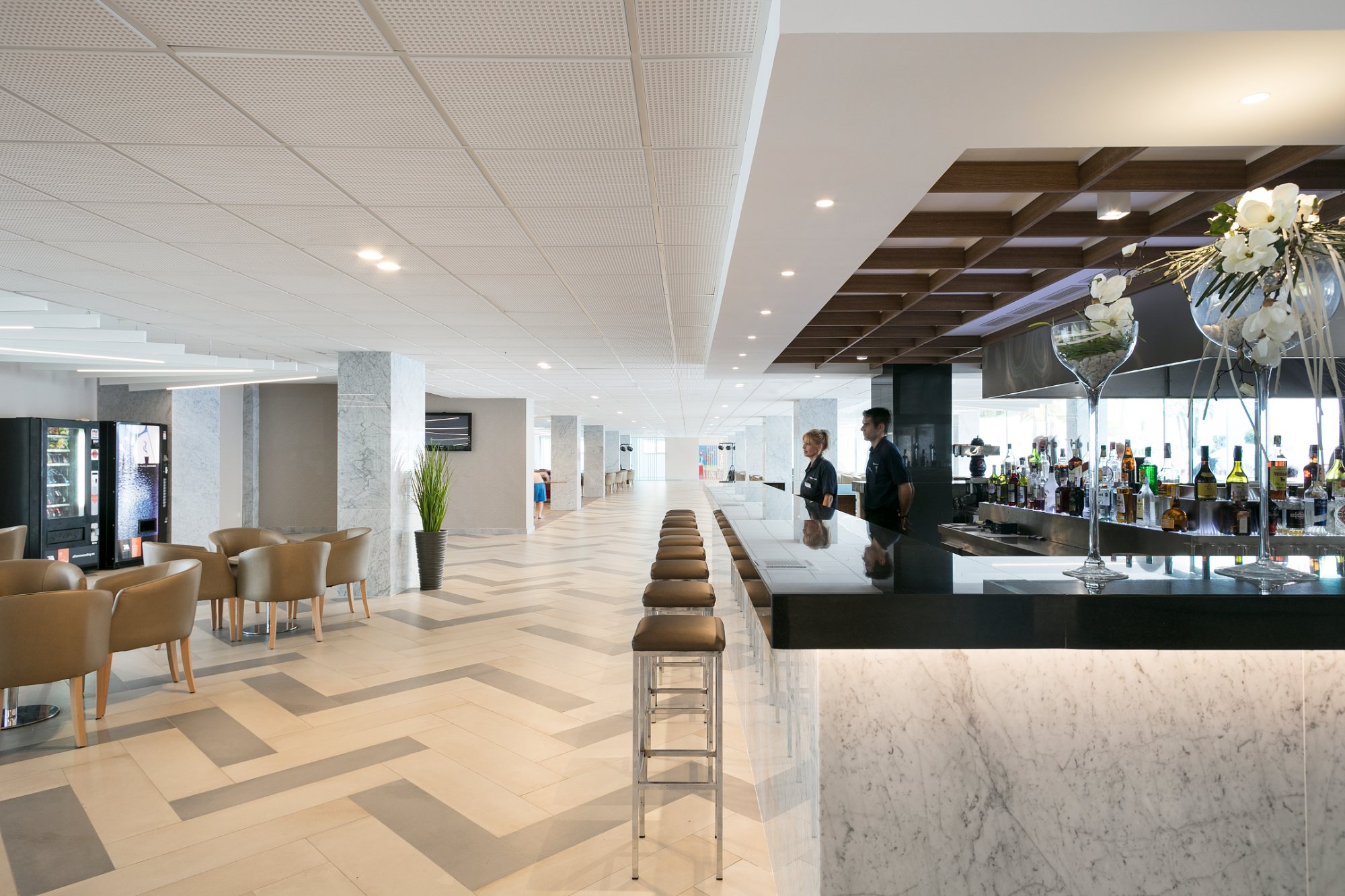 Moderns vestibila bārs viesnīcā Best San Diego ar ērtu atpūtas zonu un plašu dzērienu klāstu