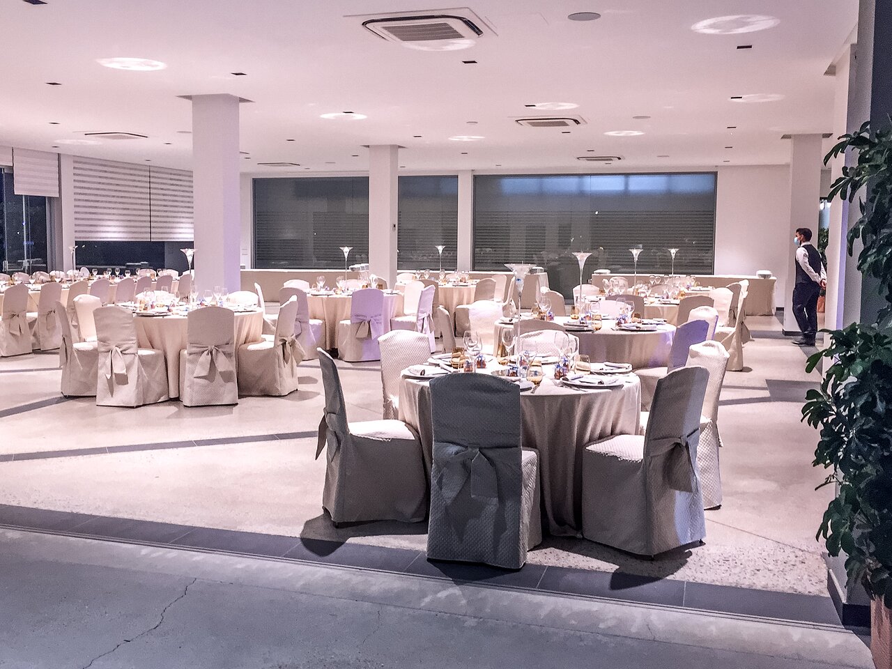 Rada Siri Hotel elegantajās banketu zālēs ar apaļiem galdiem un klasiskiem pārvalkiem.