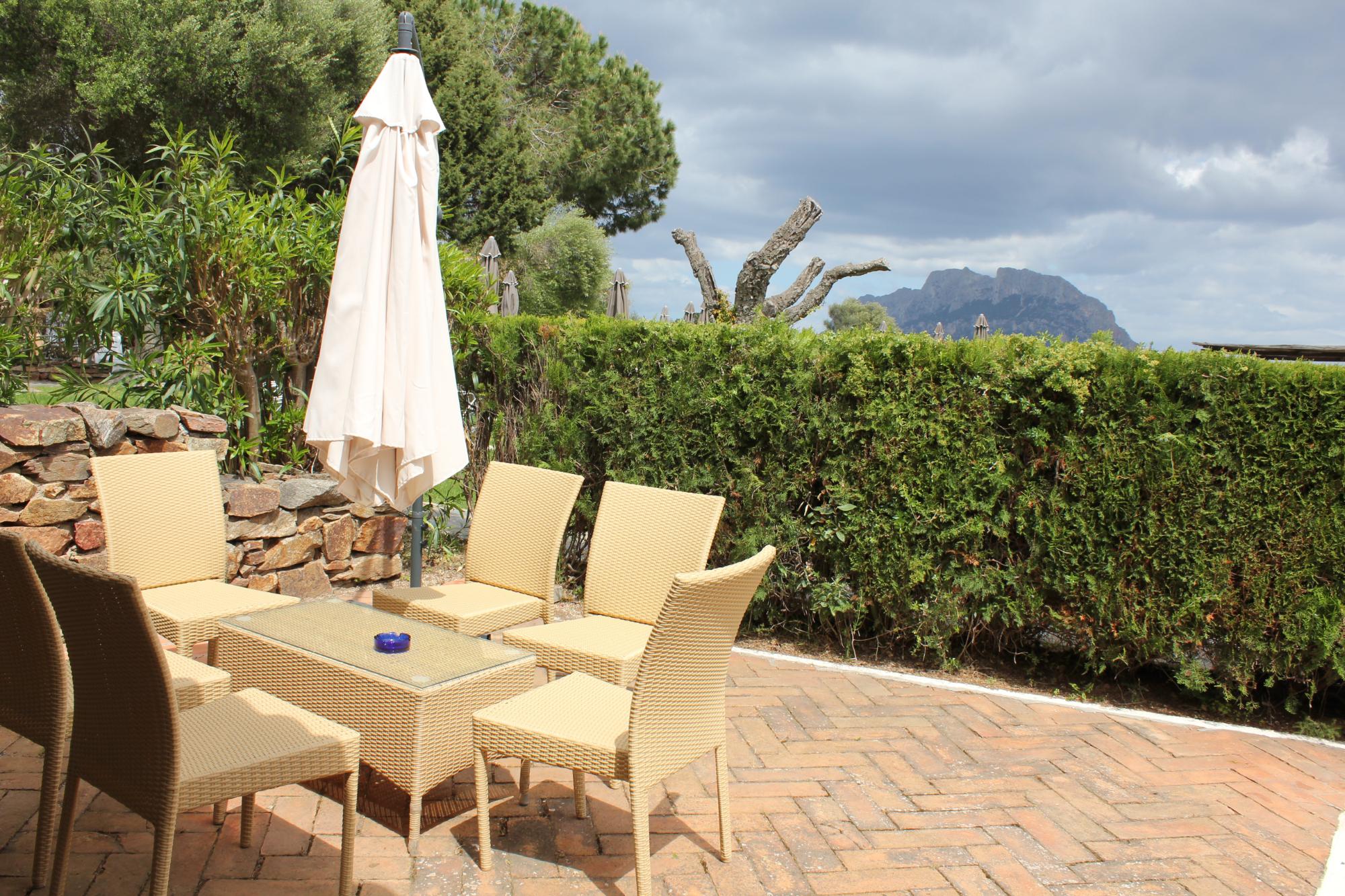 San Paolo viesnīcas āra terase ar skatu uz kalniem.