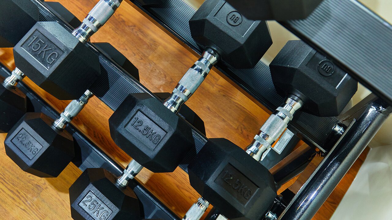 Rose Plaza Al Barsha fitnesa zāles hanteles plauktā