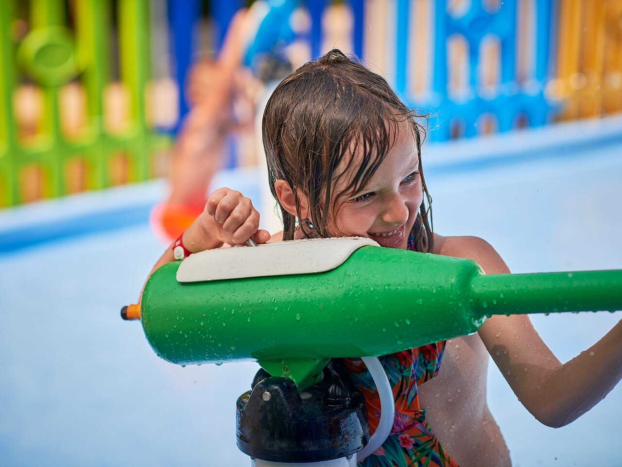 Bērns spēlējas pie baseina Serene Resort