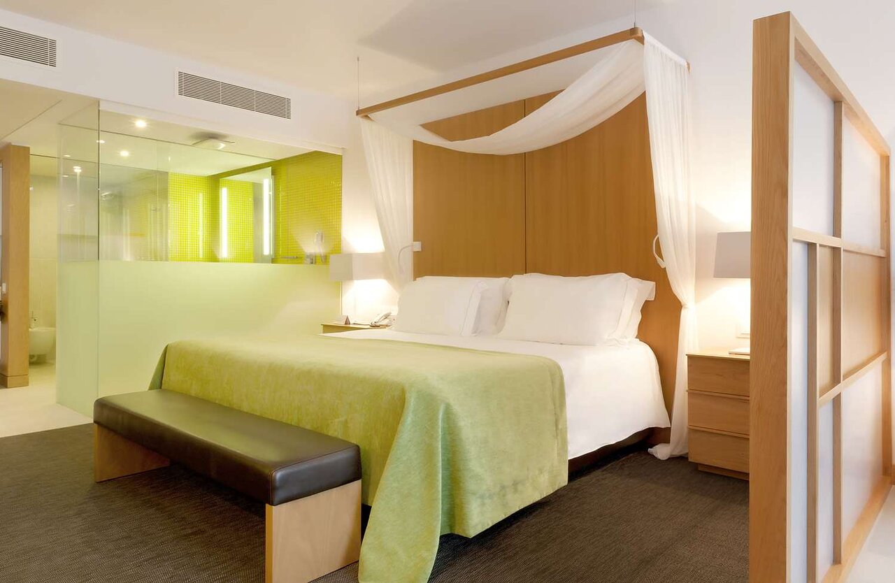 Moderns EPIC SANA Algarve Hotel numurs ar koka apdari un stikla vannas istabu