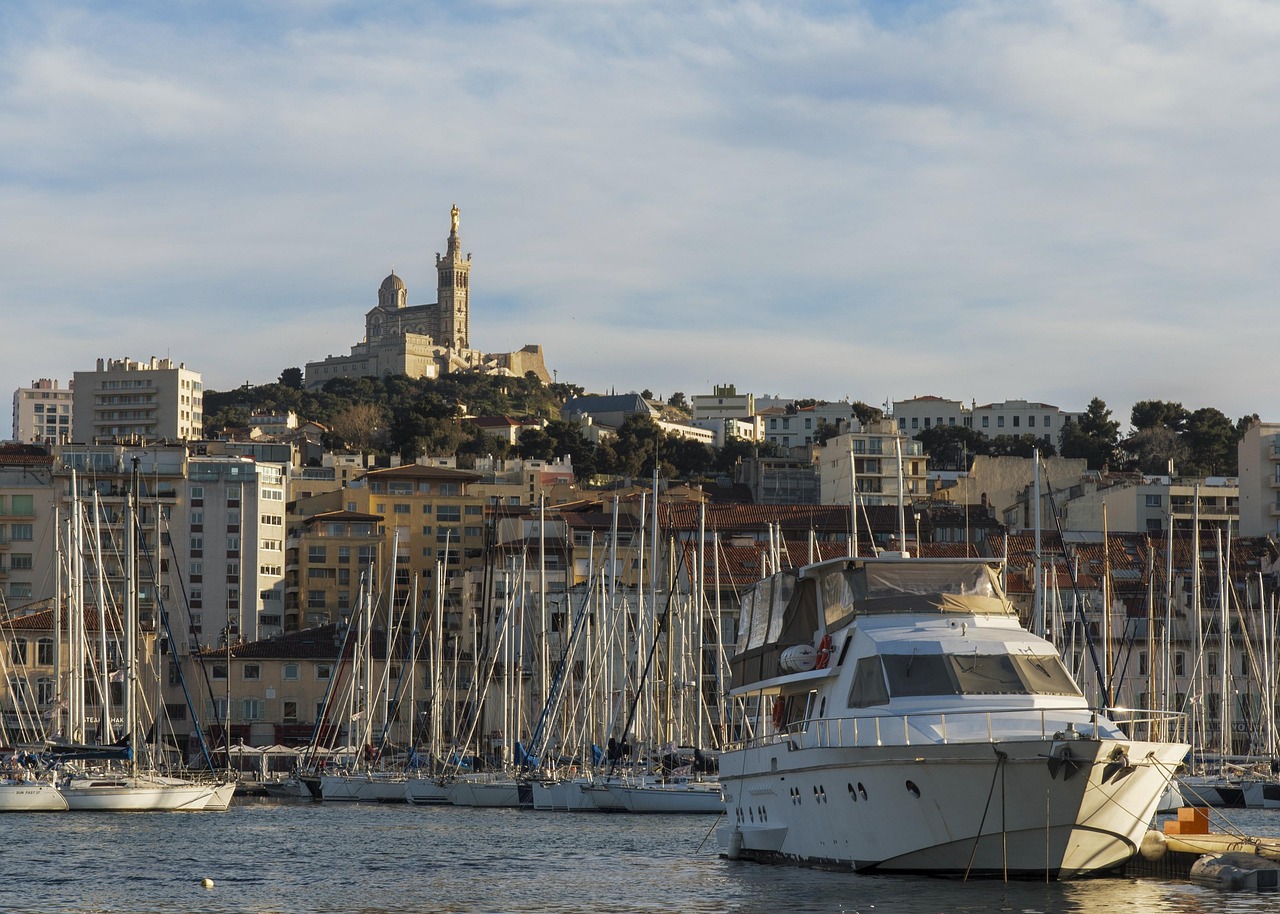 Vecais osta Marseļā, Francijā – burvīgs laivu skats Vidusjūras kruīza ostā