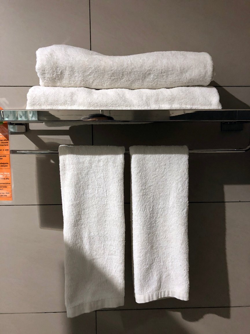 Baltas dvieļi vannasistabā viesnīcā Hotel Plumeria.