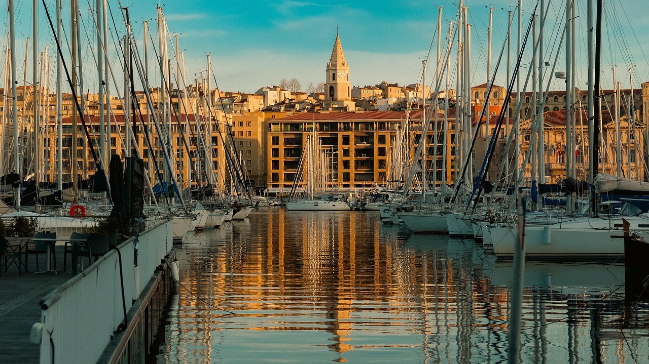 Marseļas vecais osta Francijā - piestātne un laivas Vidusjūras kruīzā