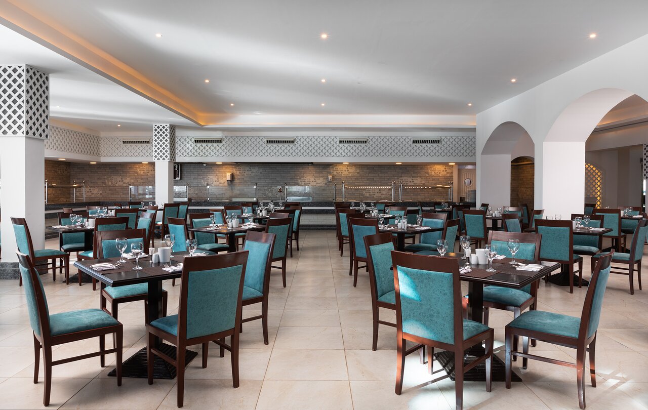 Pickalbatros Palace Sharm El Sheikh restorāns ar elegantām mēbelēm