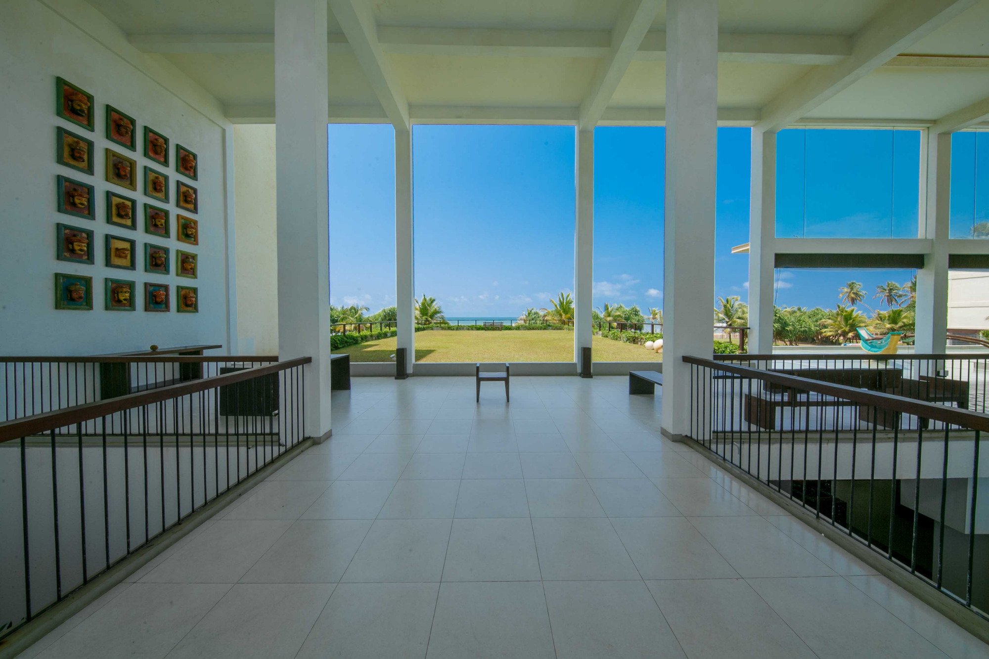 Citrus Waskaduwa viesnīcas halle ar skatu uz dārzu un jūru.