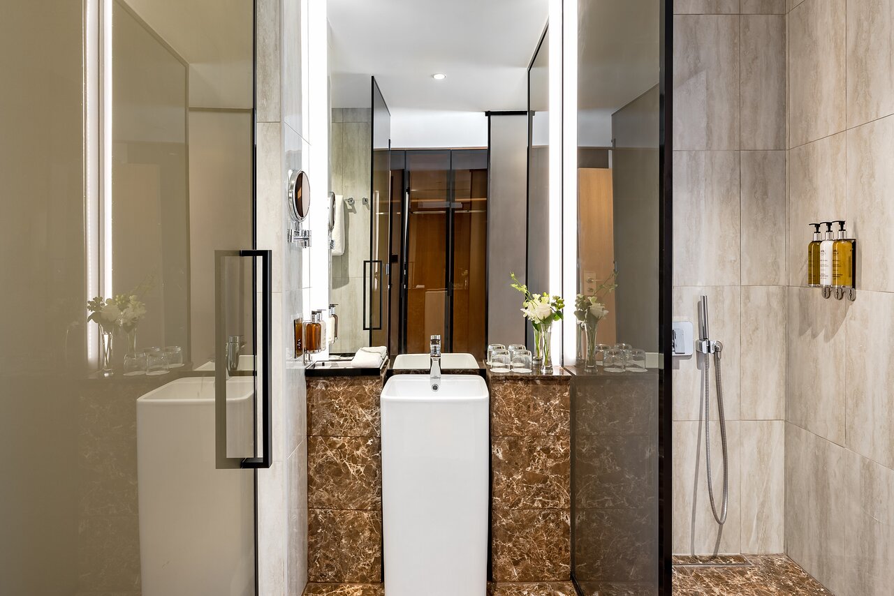 Voco Monaco Dubai elegants vannas istabas interjers