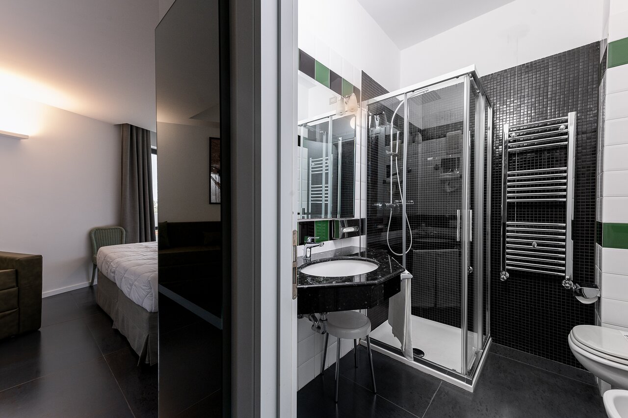 Rada Siri Hotel numurs ar modernu vannas istabu un ērtībām.