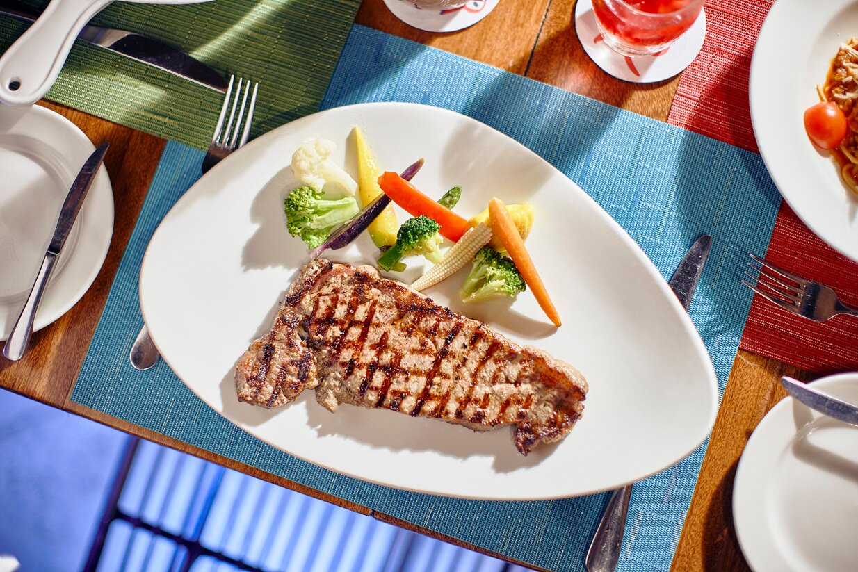 Grilēta steiks ar dārzeņiem viesnīcā Xcaret Mexico restorānā.