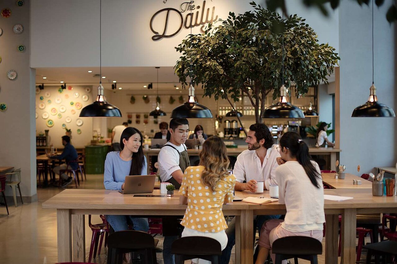 Rove Dubai Marina restorāns ar viesiem pie galda