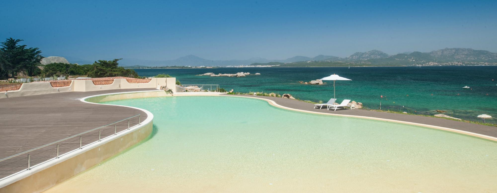 Cala Cuncheddi baseins ar skatu uz jūru un kalniem