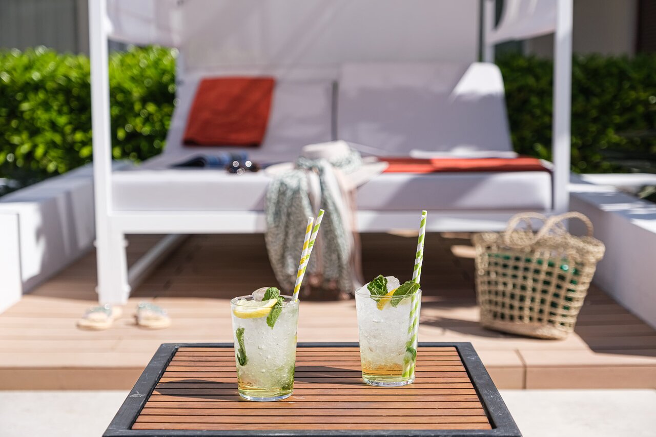 Divi atspirdzinoši kokteiļi un atpūtas zona Oassium Hotel - Adults Only