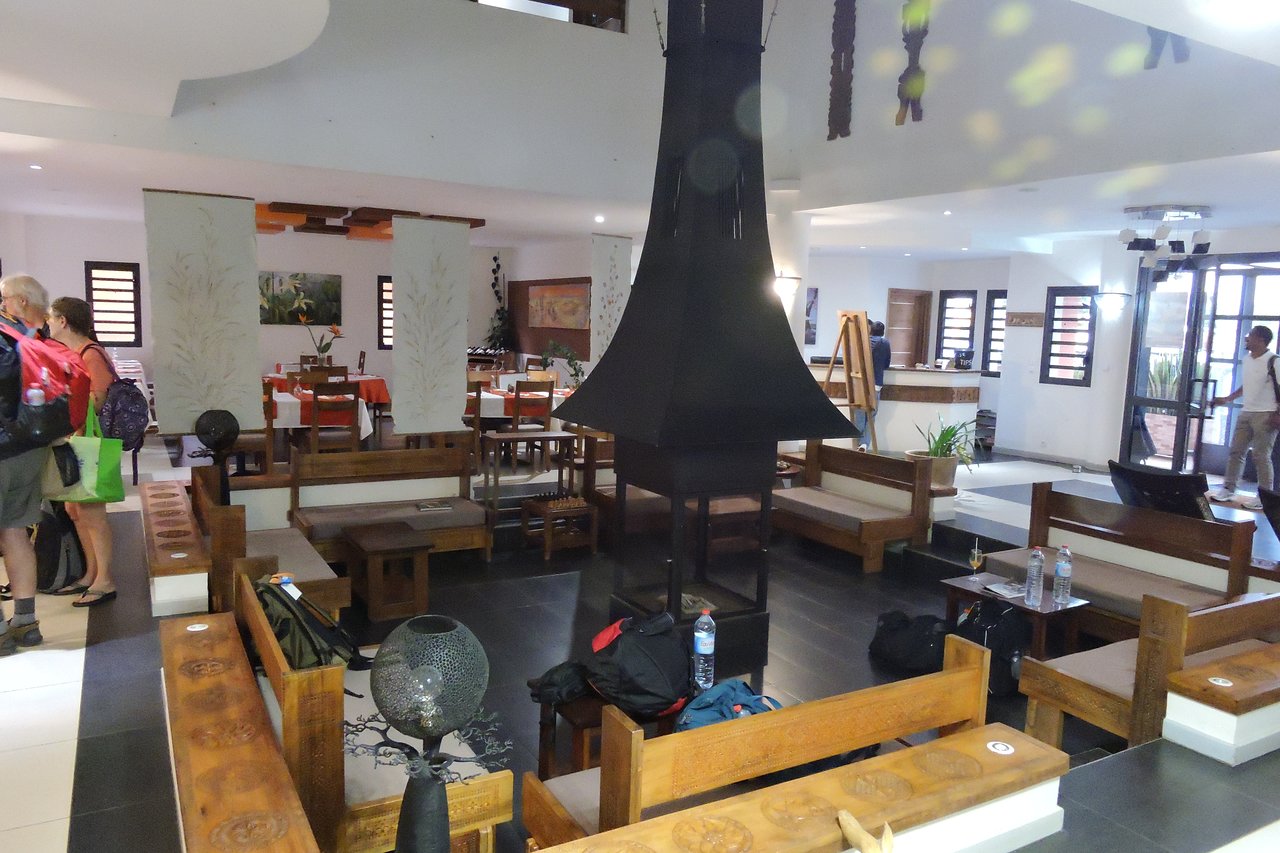 Hotel Plumeria viesnīcas vestibilā ar mūsdienīgu dizainu.