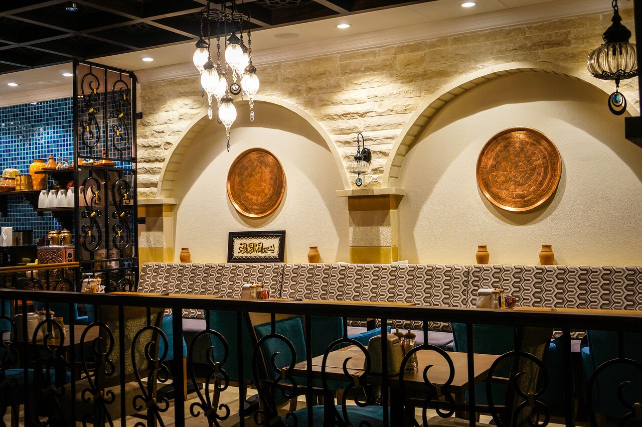 Rose Park Hotel Al Barsha restorāns ar austrumu interjeru